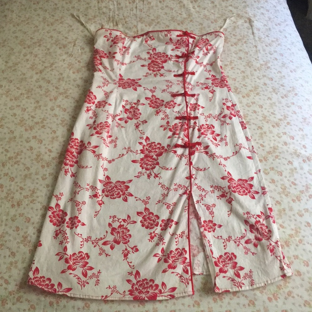 Medium size strapless dress with small slit.